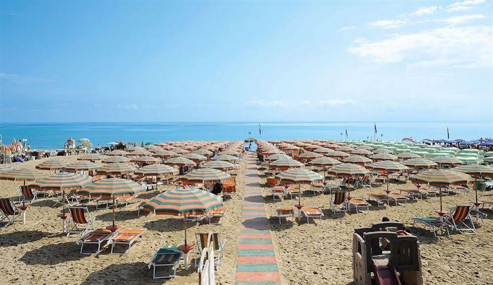 Hotel Lido Alba Adriatica Exterior foto